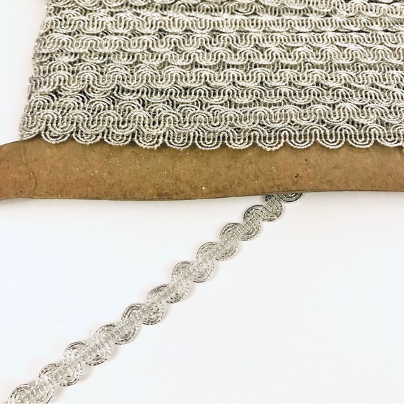 Vintage Silver Metallic Wavy Gimp Sewing Costume Trim 3/8th Inch 31 Ft 10.33 yd - Picture 1 of 4